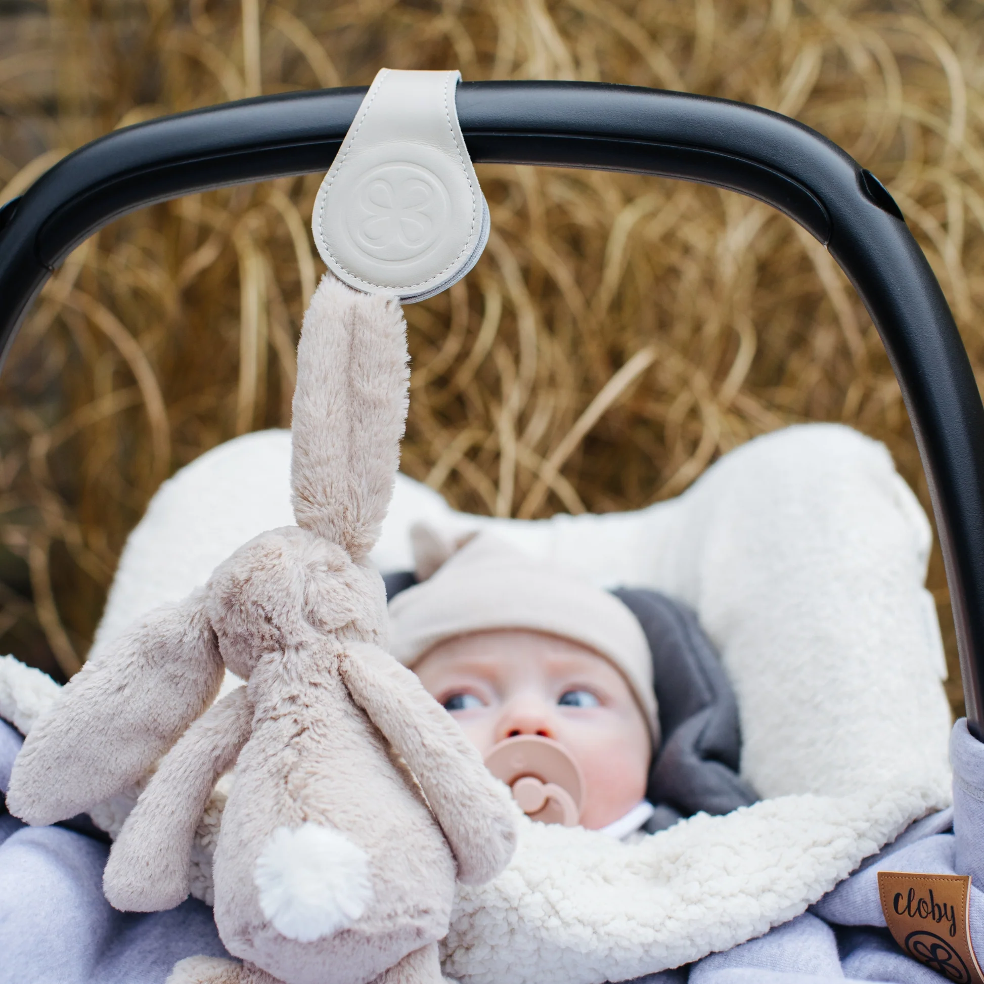 Beige-Swaddle-clips-van-leer.jpg